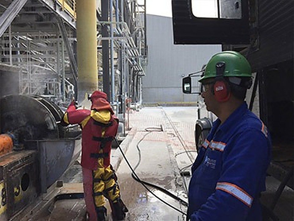 Equipe realizando hidrojateamento com supervisão