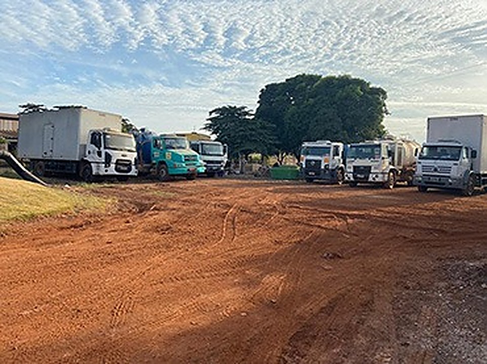 Fila de caminhões da frota HidroJato estacionados
