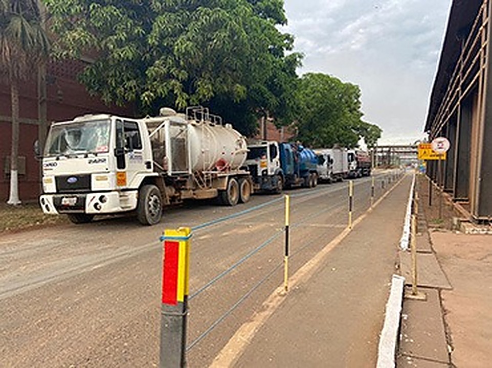 Caminhão vácuo estacionado em via de acesso industrial