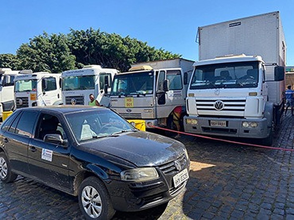Veículos da frota estacionados em pátio