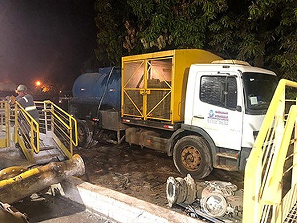 Caminhão realizando atendimento noturno