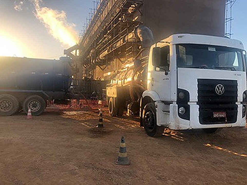 Caminhão Volkswagen ao pôr do sol em área industrial